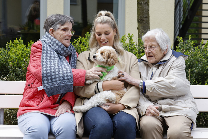 Hundedame Leny ermöglicht Angelina Kirsch und Bewohnerinnen des Seniorenheimes tolle gemeinsame Momente und Gespräche. 
