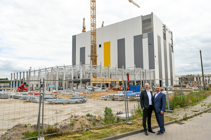 Benjamin Arnold, CEO foodforplanet (links), und Stephan Hoose, CEO Josera petfood vor dem neuen Firmengebäude.