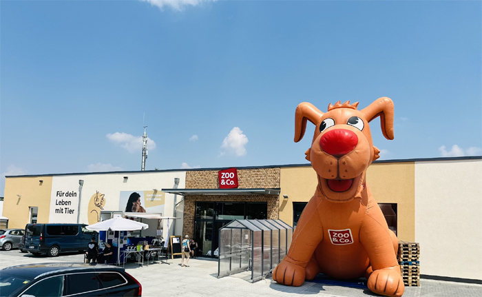 Der neue Markt bietet neben einem umfangreiches Sortiment an Futtermitteln und Zubehörartikeln für Heimtiere eine Hundewaschanlage.