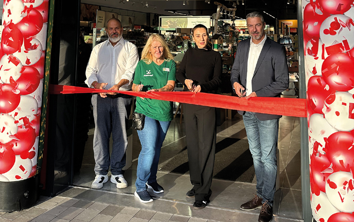 Das Filialteam und die Gebietsleitung freuen sich über die neue Filiale im Traisenpark St. Pölten. 