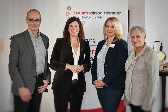 Dr. Ophelia Nick (2.v.l.), MdB und Schirmherrin, freut sich zusammen mit dem IVH-Vorsitzenden Georg Müller und den Referentinnen Prof. Dr. Andrea Beetz (2.v.r.) und Ingrid Stephan über die gelungene Auftaktveranstaltung.