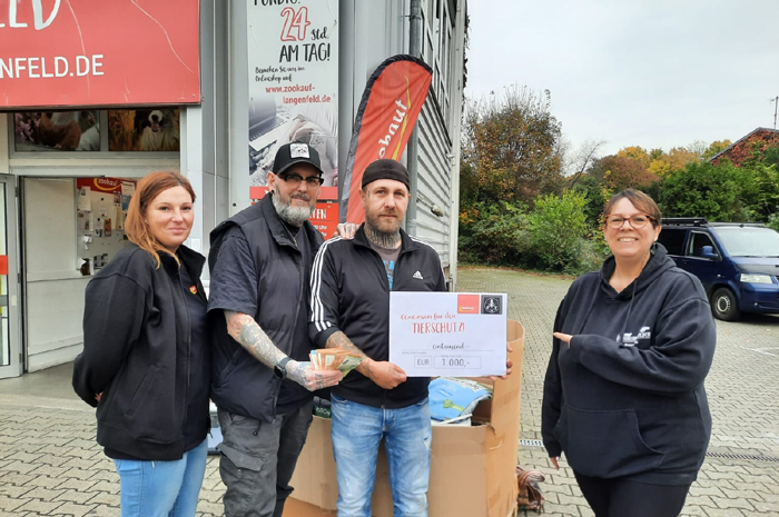 Marktleiterin Sabrina Stoehr sowie Markus Freibeuter und Simon Caminito des Freibeuter Tattoo & Piercing-Studios übergaben die Sachspende an Nicole Frontzek, kaufmännische Leitung des Tierheims Hilden (von links).