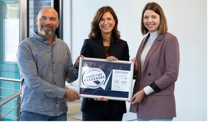 Jürgen de Vries (Geschäftsführer Green Plant Petfood), Marta Schlichting (Business Development Manager beim SGS Institut Fresenius), und Alina Böschen (Produktentwicklung Green Plant Petfood) bei der Übergabe des Qualitätssiegels (von links)